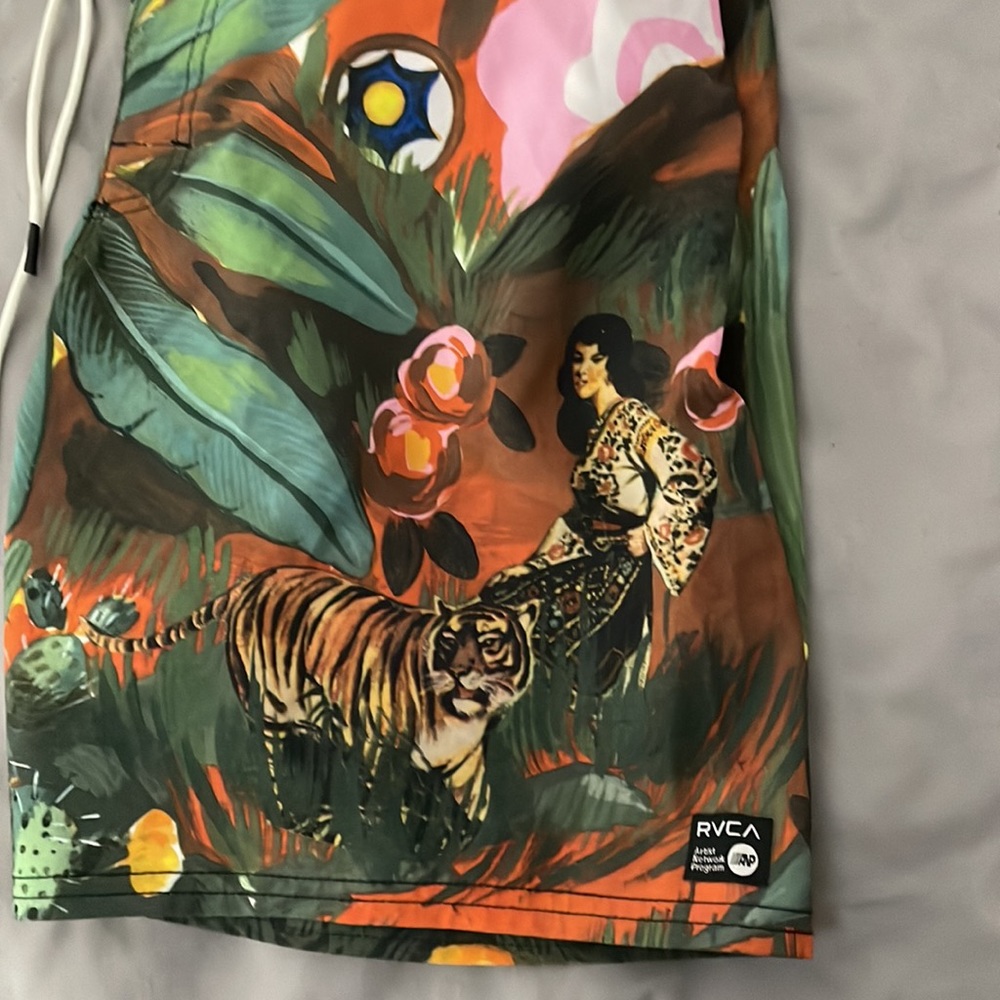 RVCA - Picture 3 of 4